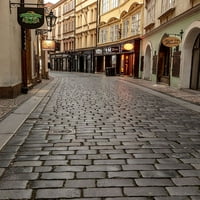 Keskeny nedves macskaköves utcák az Óvárosban Prágában-Csehországban Chuck Haney